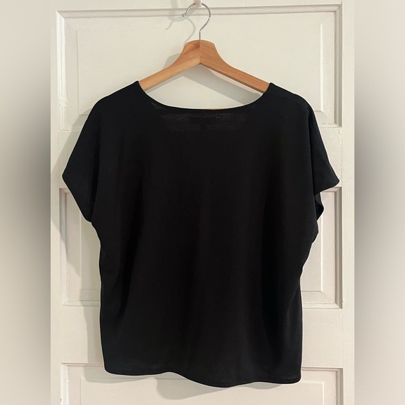 Express Relaxed V-Neck Ruched Tee in Black - Picture 8 of 8